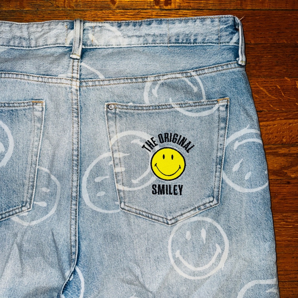 Smiley x H&M Collab Light Wash‎ Relaxed Fit Jeans All Over Smiley Print Size 36